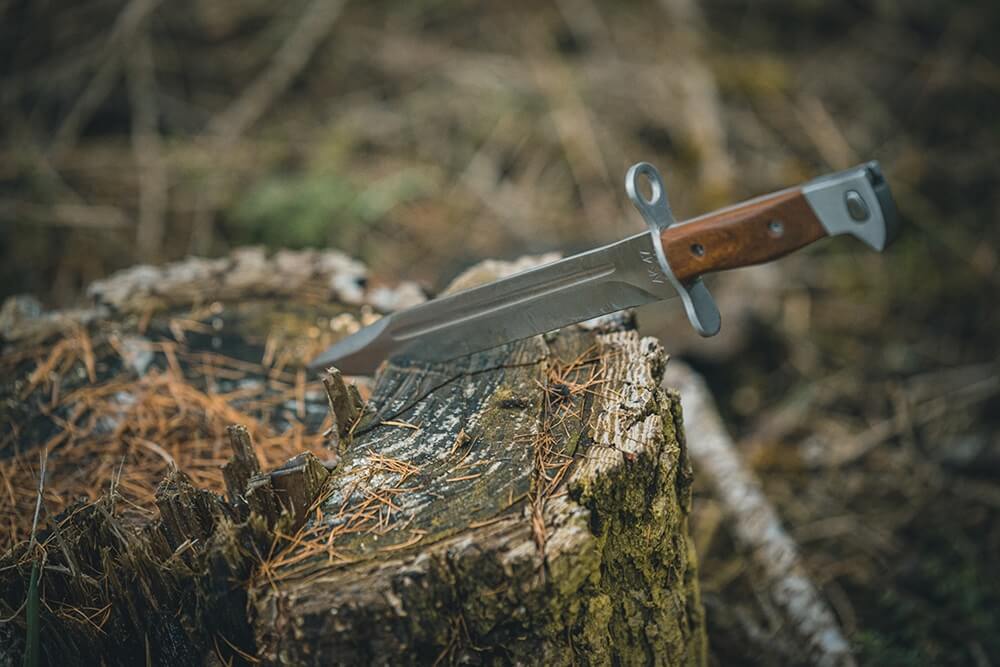 Fixed blade knife for military use